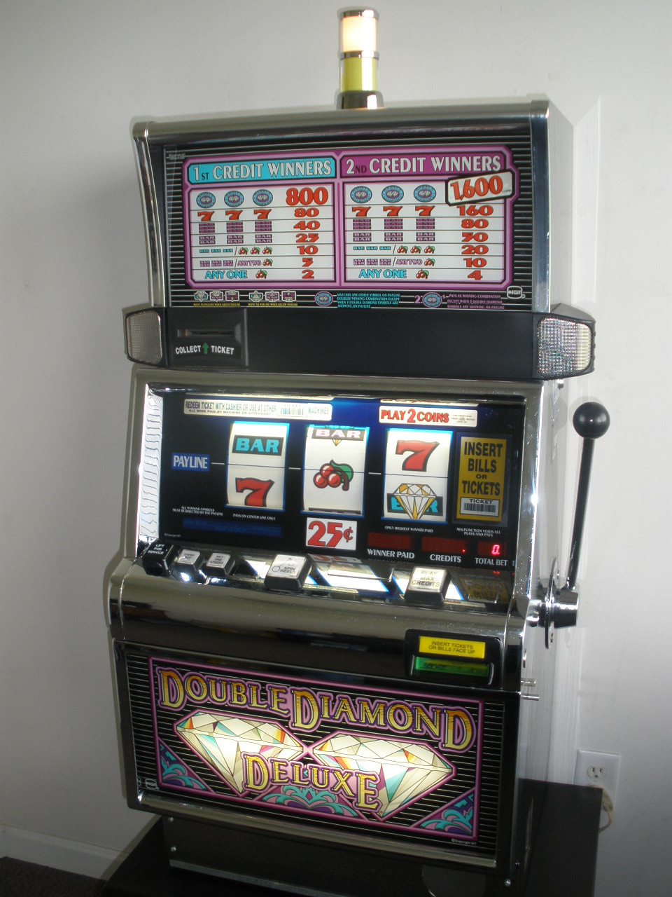Double diamond deluxe slot machine